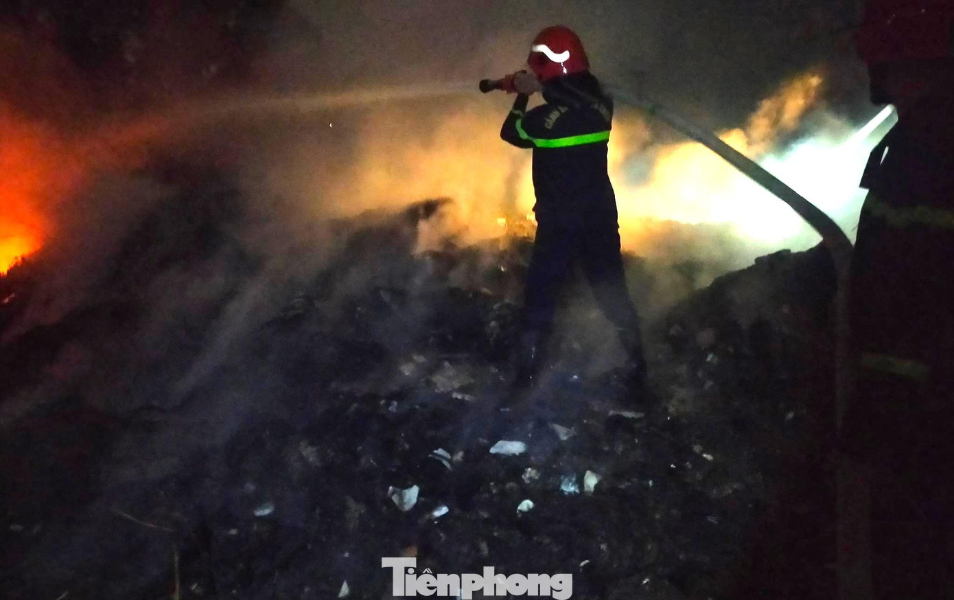 Lực lượng chức năng khống chế ngọn lửa Lực lượng chức năng khống chế ngọn lửa