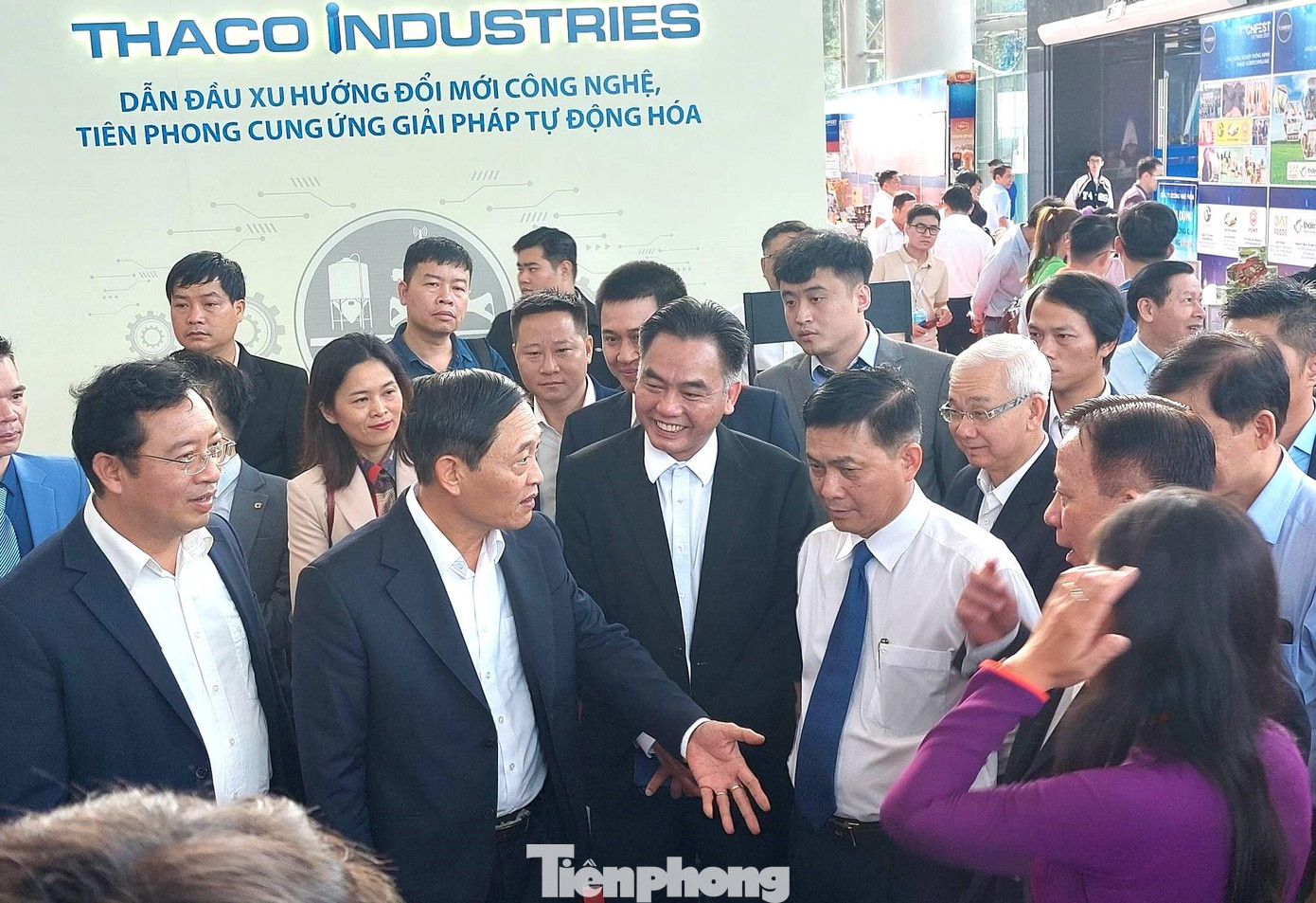 Lãnh đạo Bộ KH-CN và tỉnh Bình Dương nghe đơn vị khởi nghiệp trình bày sản phẩm Lãnh đạo Bộ KH-CN và tỉnh Bình Dương nghe đơn vị khởi nghiệp trình bày sản phẩm