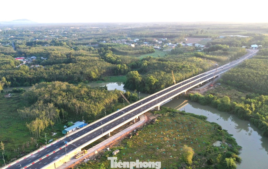 Cầu, đường nối Bình Dương và Tây Ninh nhìn từ trên cao Cầu, đường nối Bình Dương và Tây Ninh nhìn từ trên cao