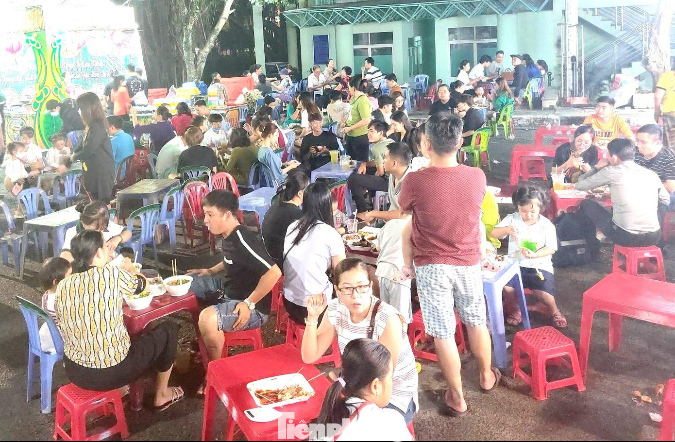 Là công nhân đang làm việc tại Bình Dương, có mặt tại lễ hội ẩm thực, chị Biện Thu Lan (quê Thanh Hóa) chia sẻ, chị cảm thấy rất vui và ấm áp. “Những ngày gần Tết, đến với sự kiện vui chơi, giải trí, tôi cảm thấy phấn khởi, ấm áp. Thấy ai nấy đều vui tươi, bản thân có chuyện buồn cũng vơi đi”, chị Lan bày tỏ. Là công nhân đang làm việc tại Bình Dương, có mặt tại lễ hội ẩm thực, chị Biện Thu Lan (quê Thanh Hóa) chia sẻ, chị cảm thấy rất vui và ấm áp. “Những ngày gần Tết, đến với sự kiện vui chơi, giải trí, tôi cảm thấy phấn khởi, ấm áp. Thấy ai nấy đều vui tươi, bản thân có chuyện buồn cũng vơi đi”, chị Lan bày tỏ.