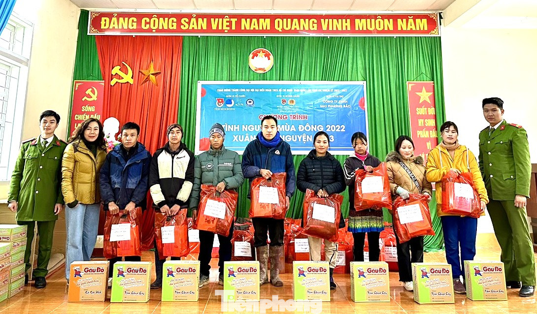 Tặng quà cho các gia đình có hoàn cảnh khó khăn Tặng quà cho các gia đình có hoàn cảnh khó khăn