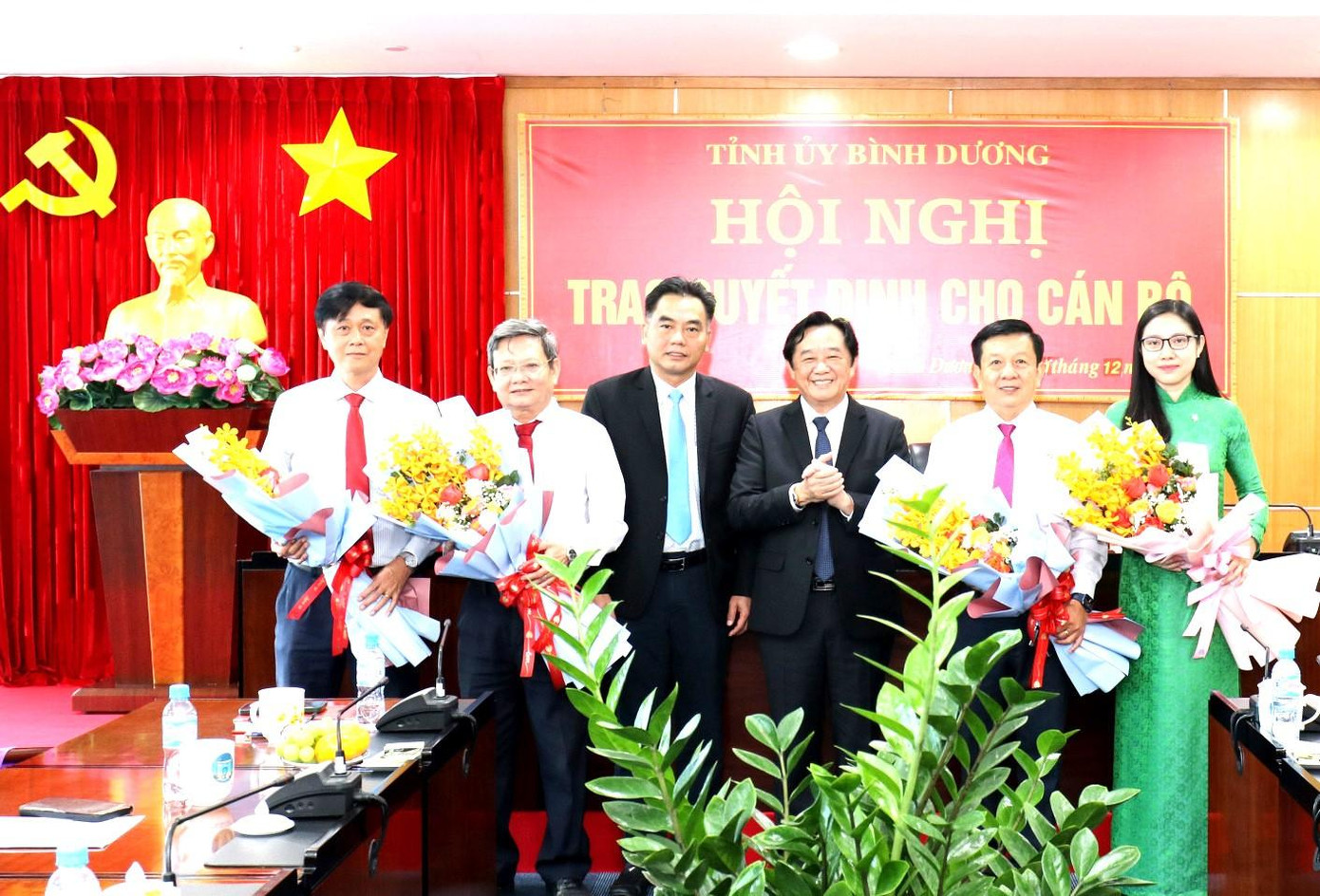 Bà Hà Thanh (ngoài cùng bìa phải) nhận quyết định bổ nhiệm