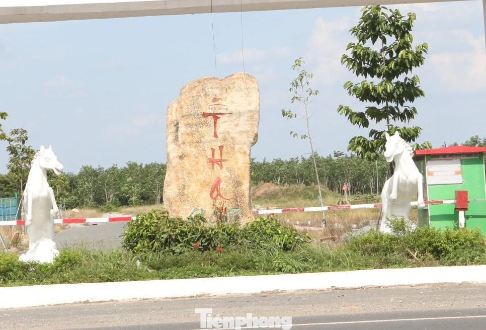 Dù chưa thực hiện các thủ tục pháp lý về đất đai, doanh nghiệp đã vẽ dự án “ma” để ký hợp đồng môi giới độc quyền chuyển nhượng cho hàng trăm người dân, chiếm đoạt số tiền lên tới cả trăm tỉ đồng.