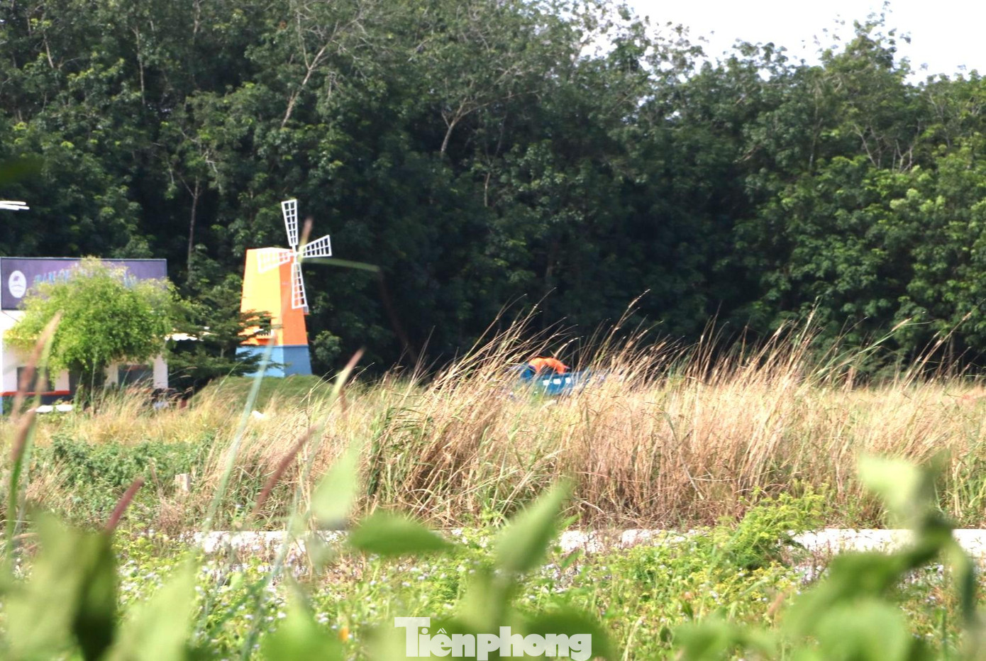 Đến ngày 26/2/2019, Công ty Địa ốc Đất Việt đã bán 326 lô (vượt 26 lô so với số lô theo Hợp đồng) và thu về số tiền hơn 140 tỉ đồng). Ngày 31/12/2019, Công ty Địa ốc Đất Việt đã bàn giao số tiền hơn 90 tỉ đồng cho Công ty TNHH Địa ốc Tường Hy Quân. Ngoài ra, Công ty TNHH Địa ốc Tường Hy Quân còn ký bán cho 19 khách hàng khác với 41 lô đã thu về số tiền gần 27,5 tỉ đồng. Số đất này nằm ngoài bản đồ phê duyệt tỷ lệ 1/500.