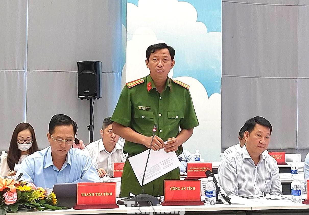 Đại diện Công an tỉnh Bình Dương thông tin tại buổi họp báo Đại diện Công an tỉnh Bình Dương thông tin tại buổi họp báo