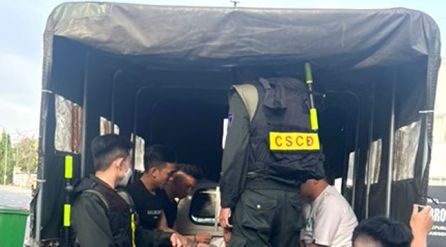 Cảnh sát đưa người liên quan về trụ sở để làm việc