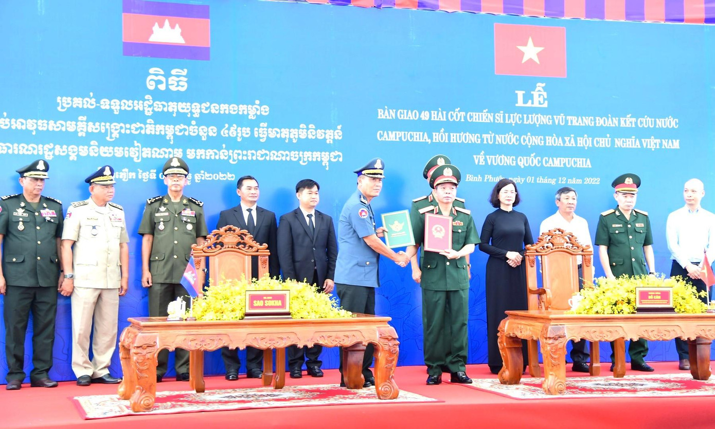 Việt Nam bàn giao 49 hài cốt chiến sĩ lực lượng vũ trang đoàn kết cứu nước Campuchia Việt Nam bàn giao 49 hài cốt chiến sĩ lực lượng vũ trang đoàn kết cứu nước Campuchia