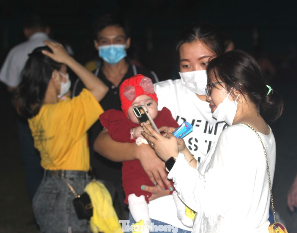 Nhiều nữ công nhân lao động bế con nhỏ đến dự Tết sum vầy Nhiều nữ công nhân lao động bế con nhỏ đến dự Tết sum vầy