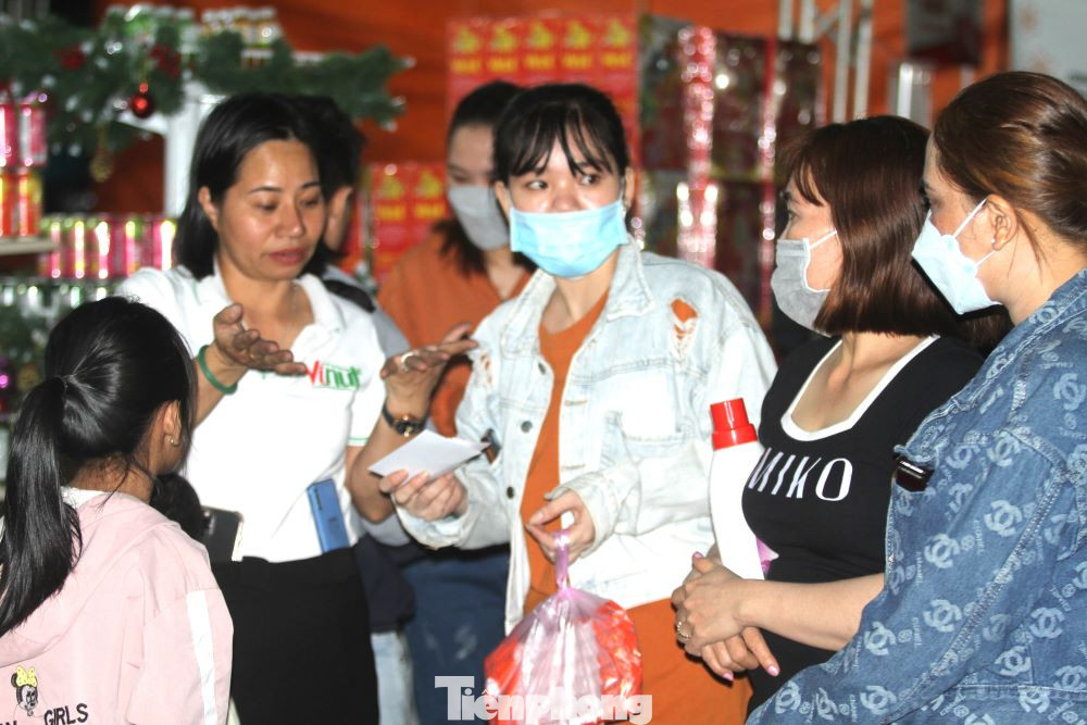 Tại sự kiện, hàng chục gian hàng với đầy đủ các thương hiệu được trưng bày. Hàng nghìn công nhân lao động có hoàn cảnh khó khăn được mua hàng với giá 0 đồng. Tại sự kiện, hàng chục gian hàng với đầy đủ các thương hiệu được trưng bày. Hàng nghìn công nhân lao động có hoàn cảnh khó khăn được mua hàng với giá 0 đồng.