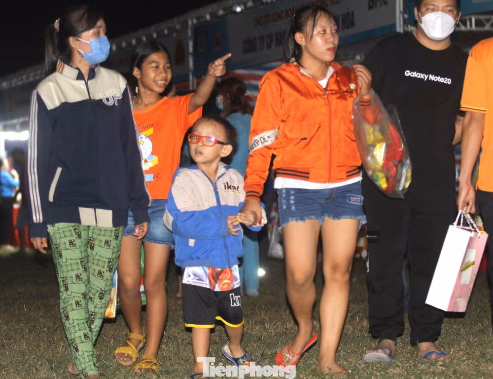 Công nhân lao động đưa cả gia đình đến tham gia sự kiện như đang đi chơi Tết