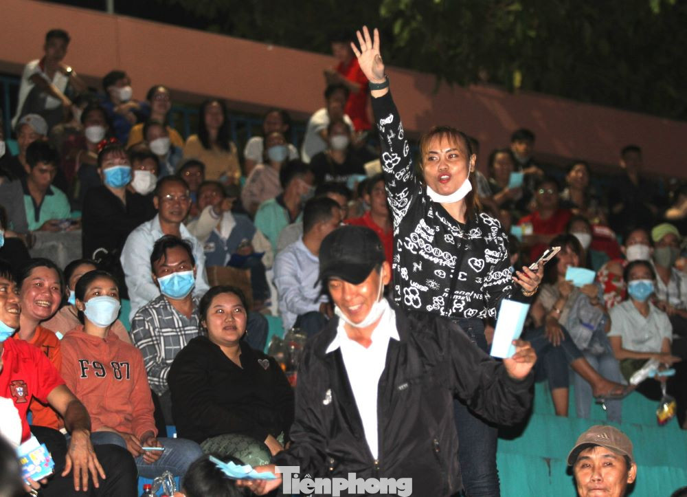 Cũng nhân sự kiện này, UBND tỉnh Bình Dương đã quyết định hỗ trợ với tổng số tiền 46,5 tỷ đồng cho 46.500 công nhân lao động khó khăn xa quê (mỗi người nhận được 1 triệu đồng). Lãnh đạo các địa phương cũng trao hỗ trợ cho công nhân lao động khó khăn, thông qua cầu nối Liên đoàn Lao động các huyện, thị, thành phố nhân dịp Tết sum vầy. Để công nhân, người lao động xa quê có điều kiện về quê đón Tết, đoàn tụ cùng gia đình, Liên đoàn Lao động tỉnh Bình Dương tặng hơn 5.000 cặp vé tàu khứ hồi, gần 2.000 cặp vé xe khứ hồi cho công nhân, người lao động về quê đón Tết bên gia đình và quay trở lại Bình Dương làm việc sau Tết Nguyên đán Quý Mão 2023. Cũng nhân sự kiện này, UBND tỉnh Bình Dương đã quyết định hỗ trợ với tổng số tiền 46,5 tỷ đồng cho 46.500 công nhân lao động khó khăn xa quê (mỗi người nhận được 1 triệu đồng). Lãnh đạo các địa phương cũng trao hỗ trợ cho công nhân lao động khó khăn, thông qua cầu nối Liên đoàn Lao động các huyện, thị, thành phố nhân dịp Tết sum vầy. Để công nhân, người lao động xa quê có điều kiện về quê đón Tết, đoàn tụ cùng gia đình, Liên đoàn Lao động tỉnh Bình Dương tặng hơn 5.000 cặp vé tàu khứ hồi, gần 2.000 cặp vé xe khứ hồi cho công nhân, người lao động về quê đón Tết bên gia đình và quay trở lại Bình Dương làm việc sau Tết Nguyên đán Quý Mão 2023.