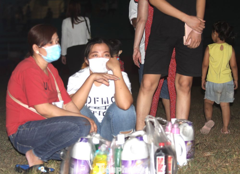 Công nhân được mua rất nhiều nhu yếu phẩm Công nhân được mua rất nhiều nhu yếu phẩm