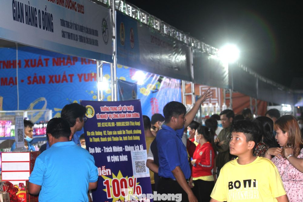 Hàng nghìn công nhân lao động đến sự kiện Tết sum vầy tại Bình Dương Hàng nghìn công nhân lao động đến sự kiện Tết sum vầy tại Bình Dương