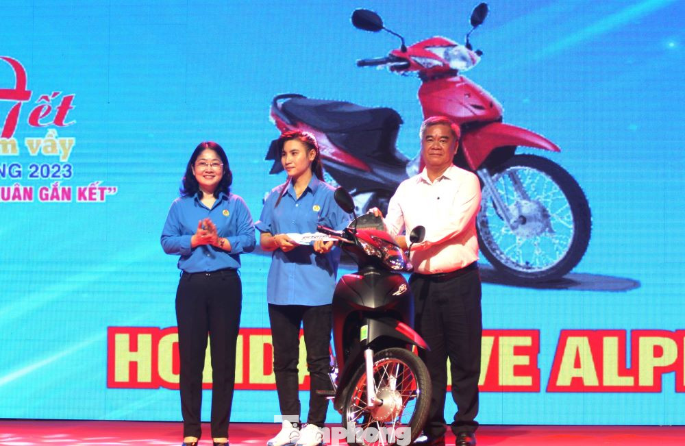 Ban Tổ chức thực hiện chương trình quay số trúng thưởng với các giải thưởng lớn, có ý nghĩa với công nhân lao động, gồm một chiếc xe máy Honda Wave trị giá hơn 20 triệu đồng; Một chiếc tivi trị giá 7 triệu đồng; một chiếc xe Honda Vision trị giá 38 triệu đồng. Đặc biệt, chương trình quay số trúng thưởng một chiếc xe máy VinFast Klara S (hoàn toàn chạy bằng điện – hàng Việt Nam) trị giá 36.900.000 đồng. Ban Tổ chức thực hiện chương trình quay số trúng thưởng với các giải thưởng lớn, có ý nghĩa với công nhân lao động, gồm một chiếc xe máy Honda Wave trị giá hơn 20 triệu đồng; Một chiếc tivi trị giá 7 triệu đồng; một chiếc xe Honda Vision trị giá 38 triệu đồng. Đặc biệt, chương trình quay số trúng thưởng một chiếc xe máy VinFast Klara S (hoàn toàn chạy bằng điện – hàng Việt Nam) trị giá 36.900.000 đồng.