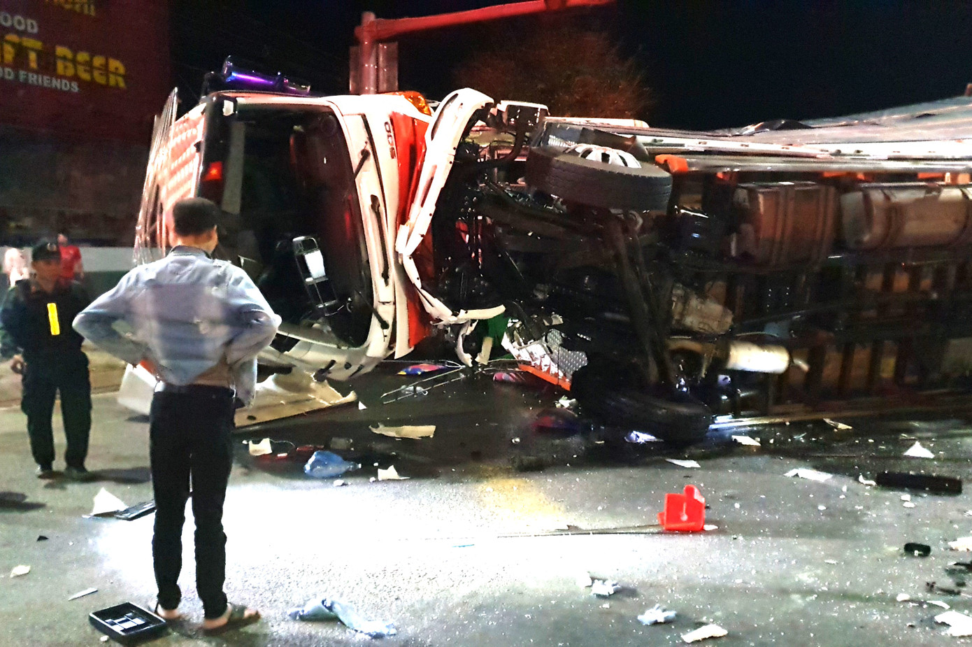 Xe tải hư hỏng nặng sau khi va chạm với xe khách Xe tải hư hỏng nặng sau khi va chạm với xe khách