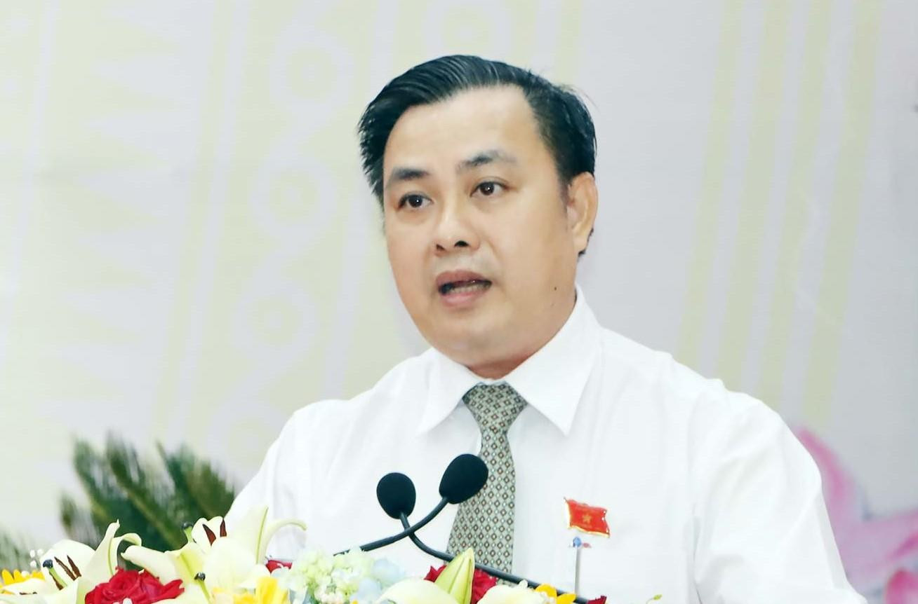 Giám đốc Sở Tài chính tỉnh Bình Phước Lê Tấn Nam trả lời chất vấn tại kỳ họp Giám đốc Sở Tài chính tỉnh Bình Phước Lê Tấn Nam trả lời chất vấn tại kỳ họp