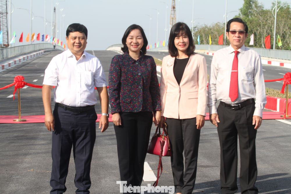 Các đại biểu chụp hình lưu niệm tại công trình kết nối hai tỉnh Các đại biểu chụp hình lưu niệm tại công trình kết nối hai tỉnh