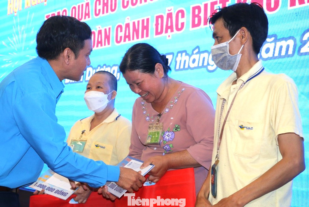 Công nhân vui mừng và xúc động khi được quan tâm vào dịp Tết đến