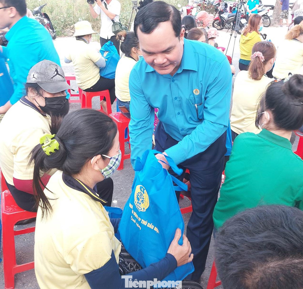 Chủ tịch Tổng LĐLĐ Việt Nam Nguyễn Đình Khang tặng quà cho công nhân ở Bình Dương