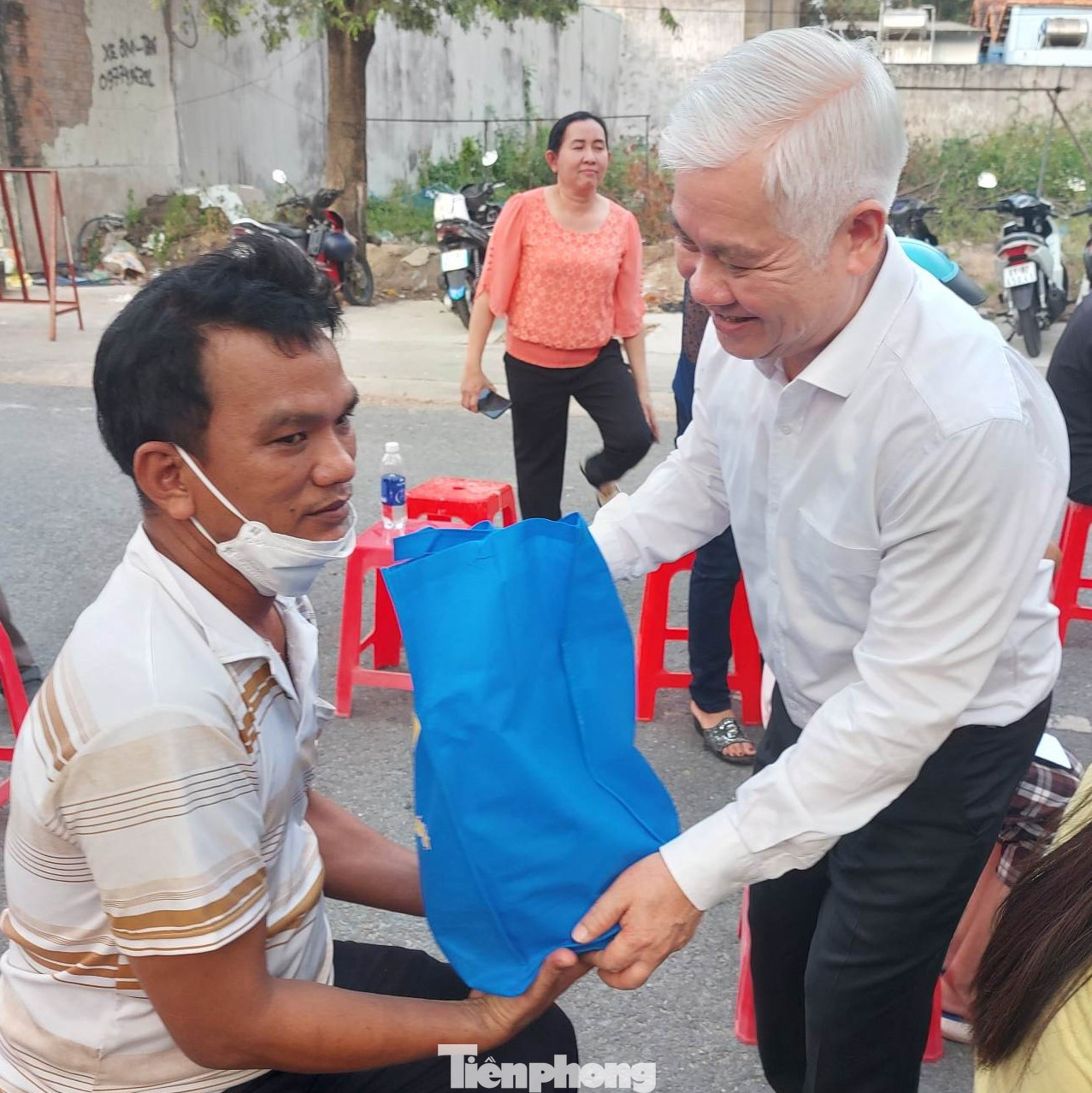 Bí thư Tỉnh ủy Bình Dương Nguyễn Văn Lợi tặng quà cho công nhân