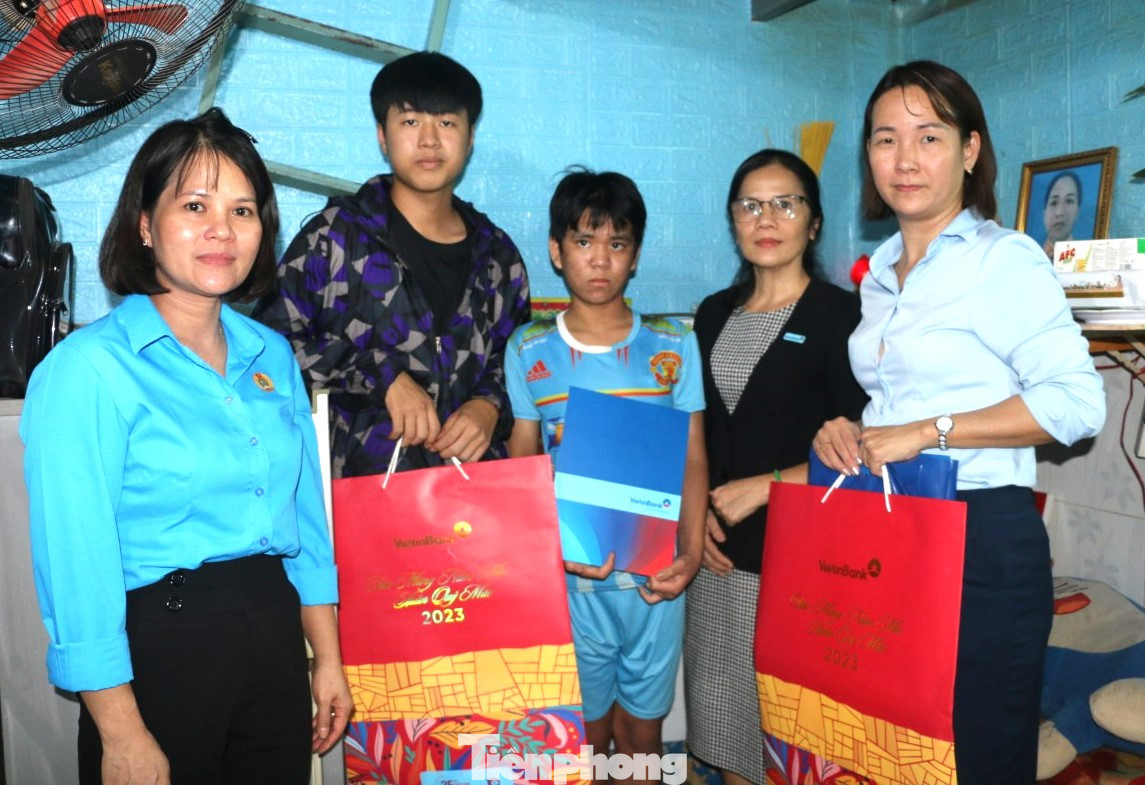 Tặng quà cho hai trẻ mồ côi mẹ do COVID-19