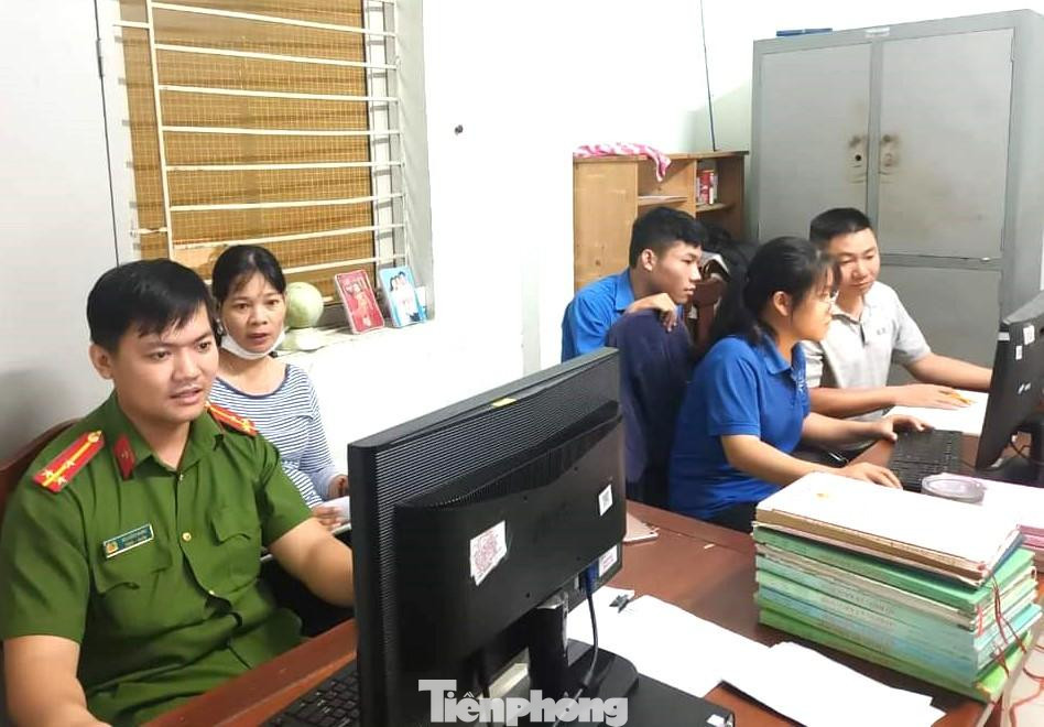 Chỉ còn chưa đầy một tháng nữa hộ khẩu giấy sẽ bị "khai tử" nên lực lượng chức năng đẩy nhanh tiến độ Chỉ còn chưa đầy một tháng nữa hộ khẩu giấy sẽ bị "khai tử" nên lực lượng chức năng đẩy nhanh tiến độ