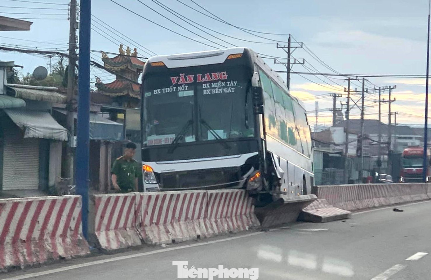 Chiếc xe khách lao lên dải phân cách