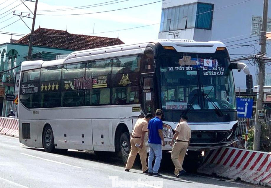 Lực lượng chức năng đến xử lý hiện trường