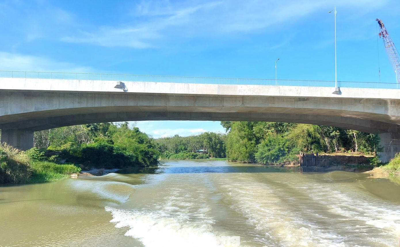 Về phía tỉnh Tây Ninh đầu tư dự án “Nâng cấp, mở rộng đường Đất Sét – Bến Củi” với tổng chiều dài hơn 12 km, kinh phí thực hiện hơn 510 tỷ đồng. Còn tại tỉnh Bình Dương đầu tư dự án “Xây dựng đường và cầu kết nối hai tỉnh”.