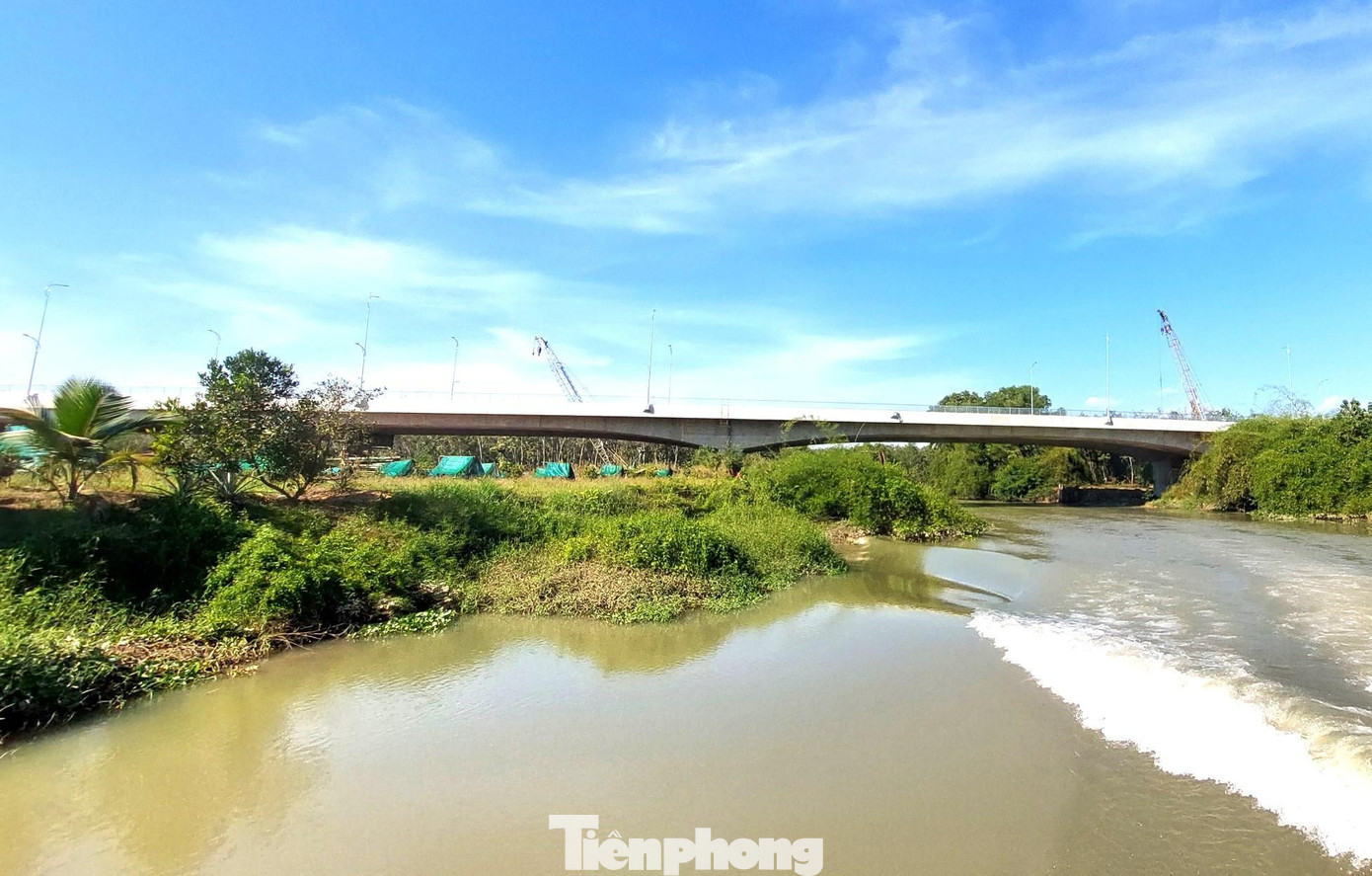 Dự án có chiều dài 800,39m, phần đường dẫn phía tỉnh Bình Dương dài 377,7m; phần đường dẫn phía tỉnh Tây Ninh dài 92,2m. Dự án có tổng mức đầu tư hơn 369,98 tỉ đồng. Trong đó, chi phí xây dựng là 288,717 tỉ đồng. Phần đường được thiết kế theo tiêu chuẩn đường cấp 3 đồng bằng, có vận tốc thiết kế 80km/h. Phần cầu được bê tông cốt thép dự ứng lực, tuổi thọ thiết kế 100 năm.