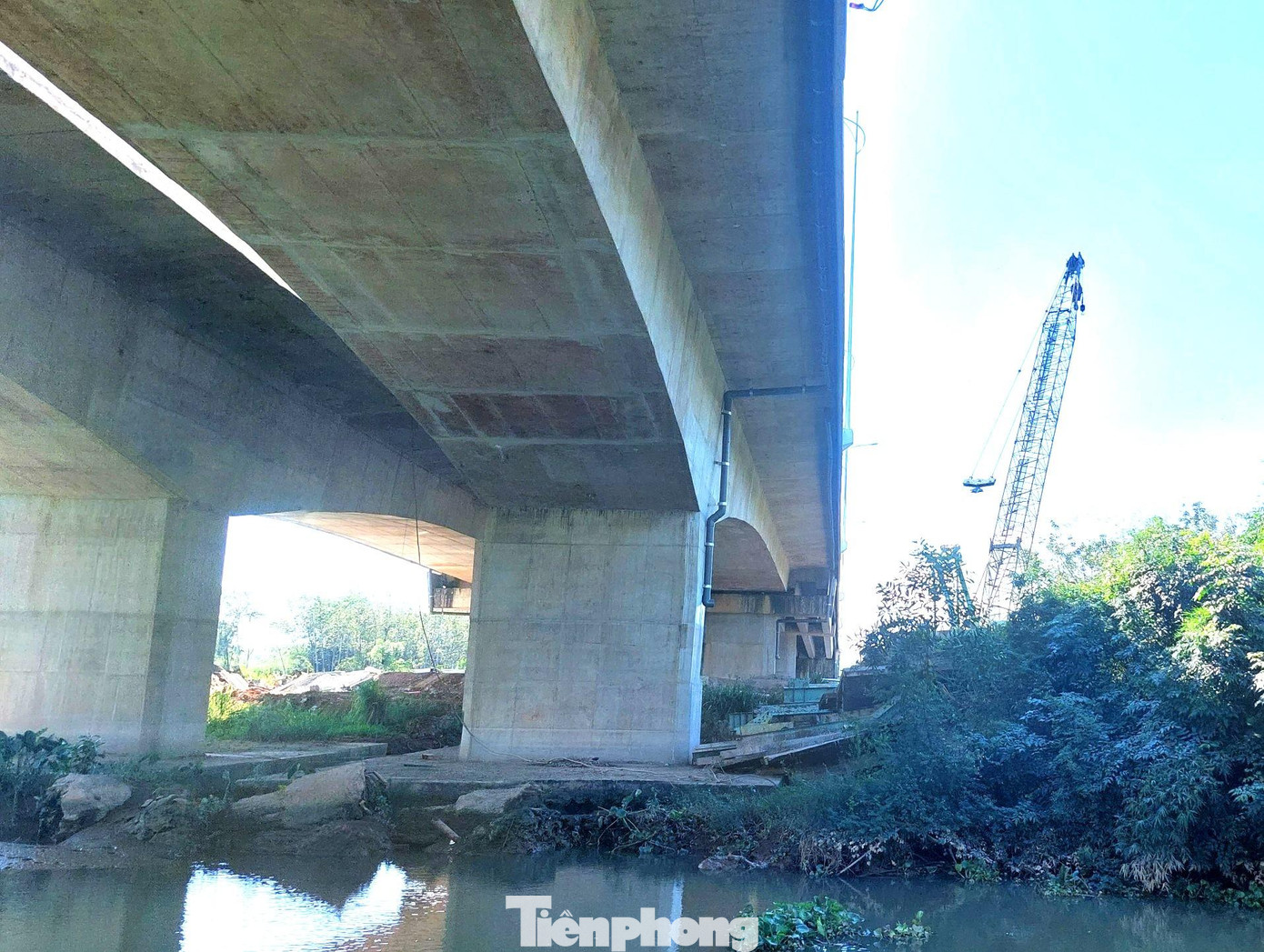 Trước đó, dự án cầu đường này dự kiến hoàn thành, đưa vào sử dụng sau 15 tháng thi công. Tuy nhiên, do ảnh hưởng bởi dịch bệnh COVID-19, thời tiết xấu…, dự án chậm tiến độ theo kế hoạch.