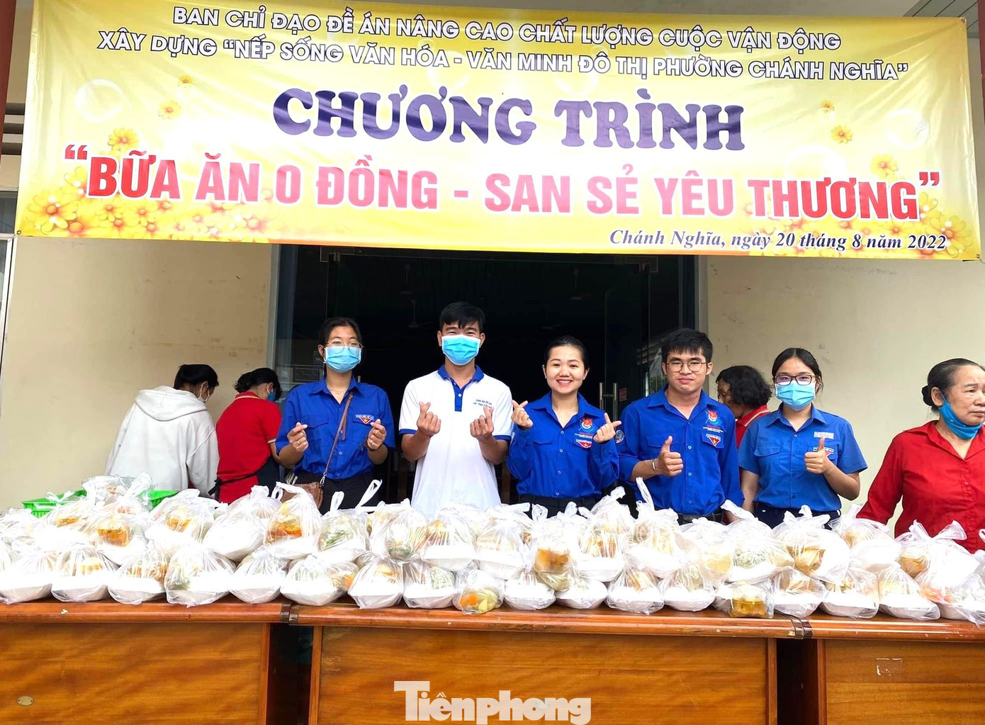 Minh Nguyệt (giữa) trong lần tham gia hoạt động xã hội tại địa phương Minh Nguyệt (giữa) trong lần tham gia hoạt động xã hội tại địa phương