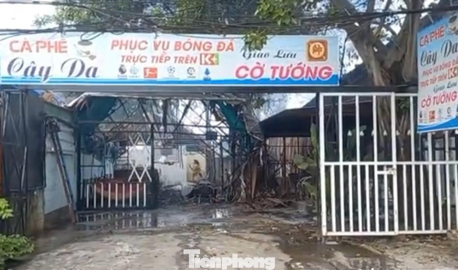 Quán cà phê bị cháy lan