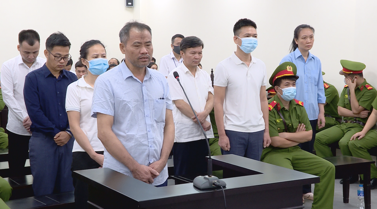 Bị cáo Bùi Văn Mận đứng trên bục khai báo cùng đồng phạm.