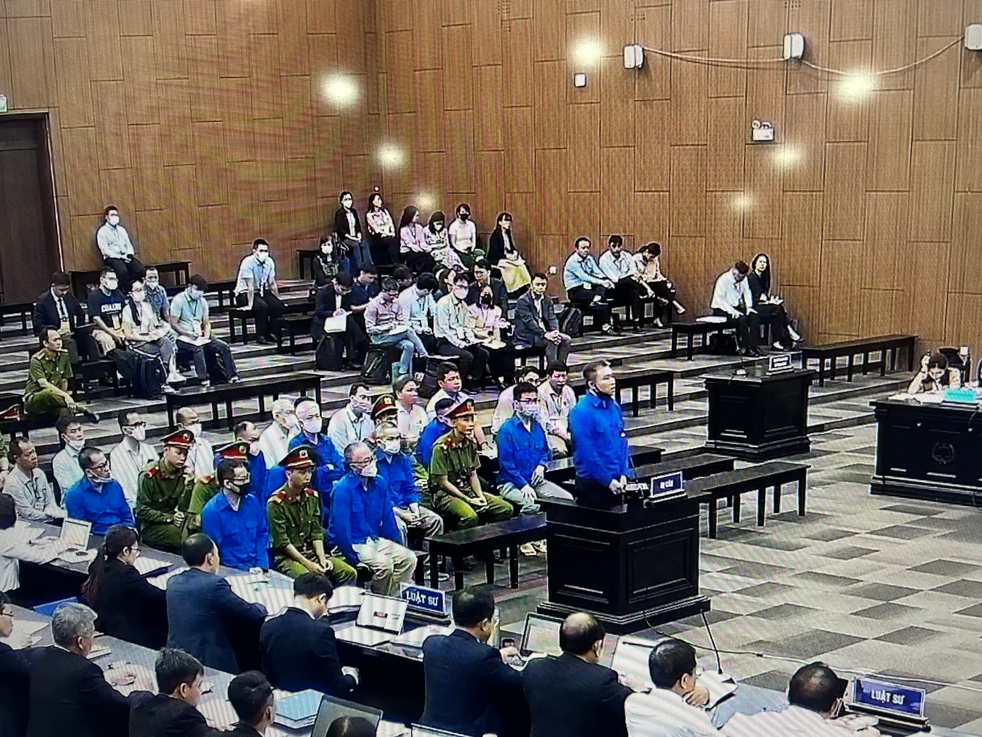 Các bị cáo trả lời xét hỏi.