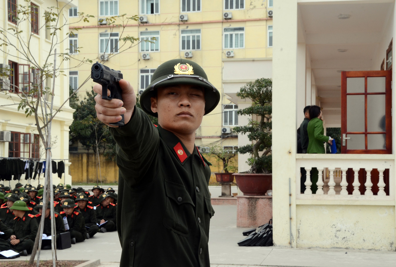 Mục đích của bài huấn luyện nhằm đảm bảo cho các chiến sĩ cầm súng chắc chắn, không bị rung tay.