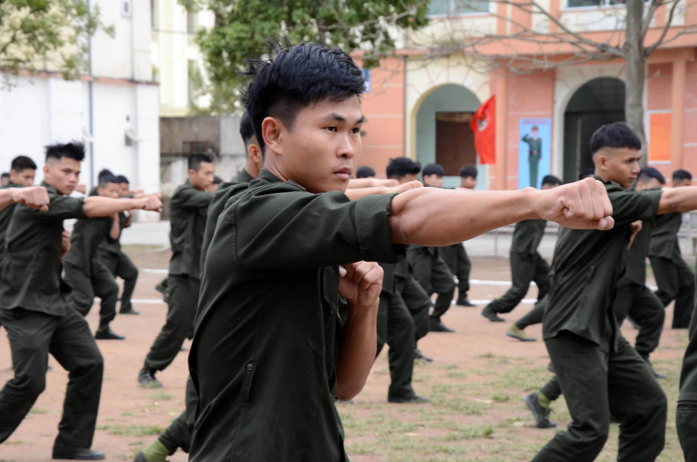 Song song với bài tập điều lệnh, một tổ khác khoảng 200 chiến sĩ được giáo viên Trung tâm hướng dẫn các bài tập võ.