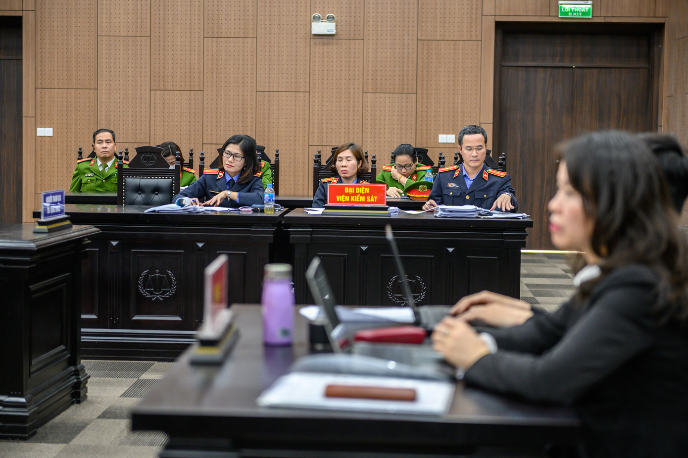 Đại diện Viện kiểm sát giữ quyền công tố và kiểm sát xét xử tại tòa. Đại diện Viện kiểm sát giữ quyền công tố và kiểm sát xét xử tại tòa.