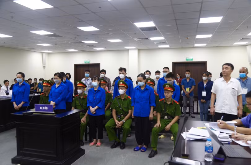 Ông Trần Hùng cùng nhóm đồng phạm tại tòa.