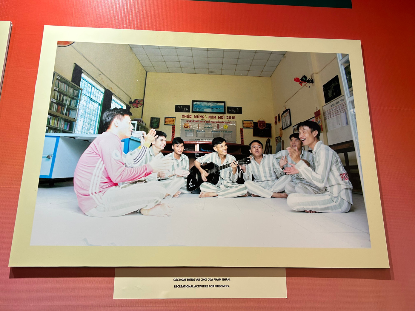 Phạm nhân giao lưu văn nghệ trong trại giam.