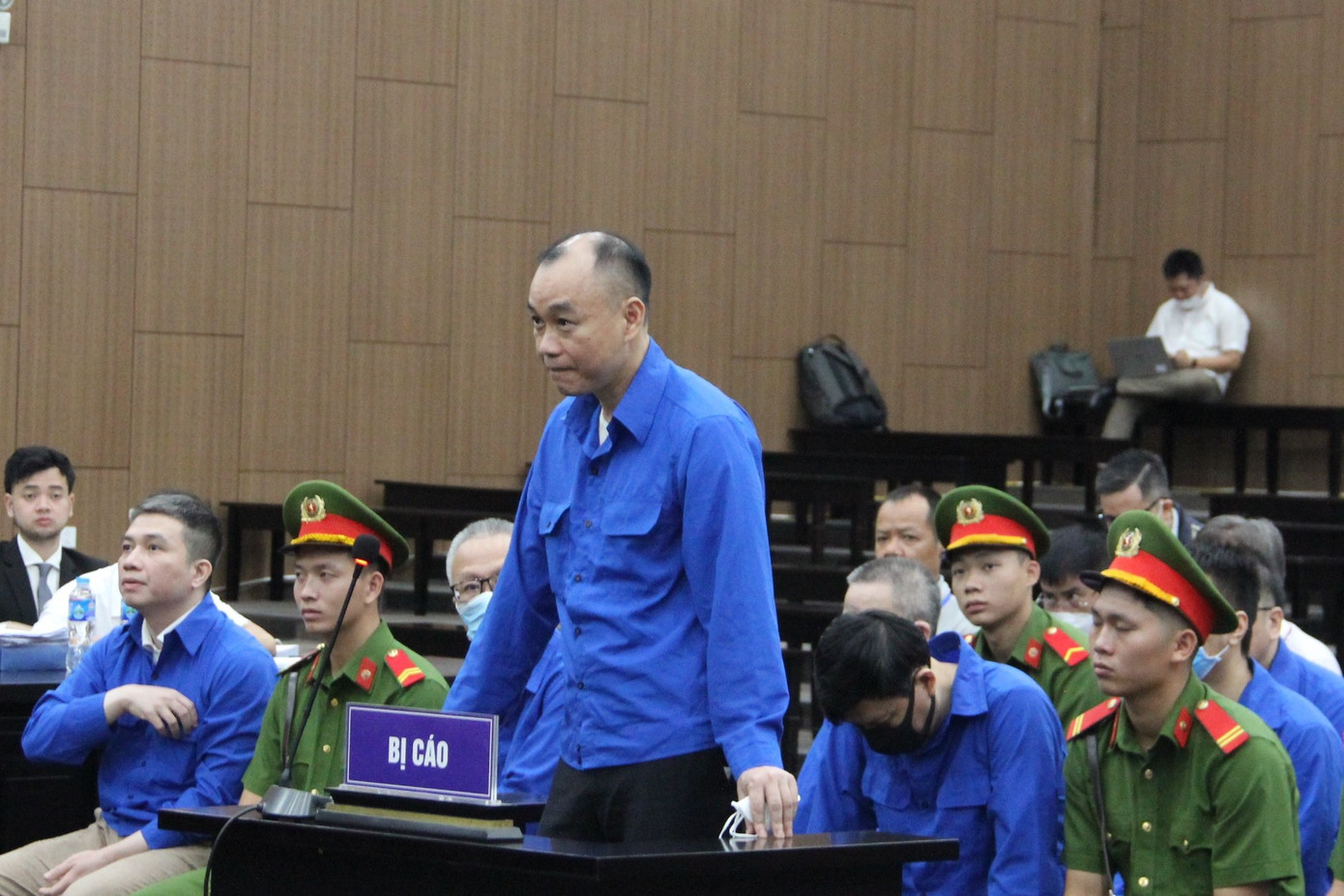 Cơ quan tố tụng xác định, VEC là nguyên đơn dân sự và 4 tập đoàn nước ngoài được triệu tập trong vai trò bị đơn dân sự gồm Lotte E&amp;C, Posco E&amp;C (Hàn Quốc); Shandong Luquao Group – Sơn Đông, Jiangsu Provincial – Giang Tô (Trung Quốc).