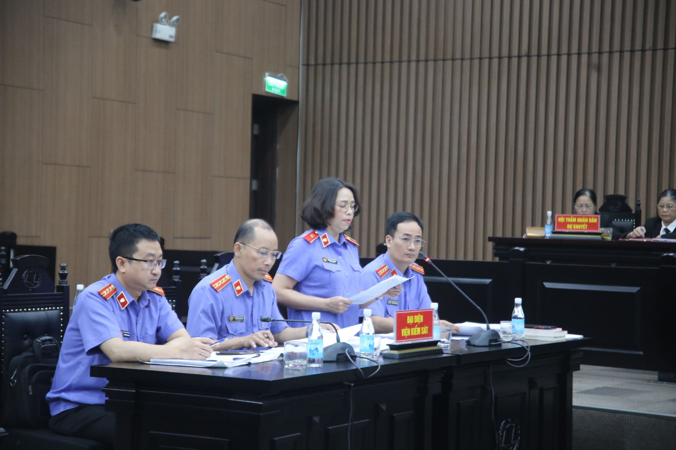 Đại diện Viện kiểm sát nêu quan điểm luận tội. Đại diện Viện kiểm sát nêu quan điểm luận tội.