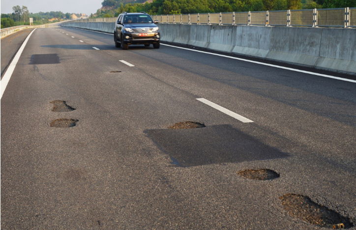 Hiện trường cao tốc Đà Nẵng - Quảng Ngãi hư hỏng.