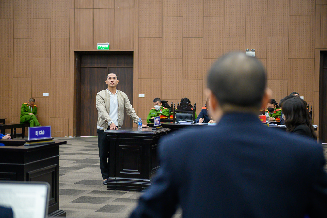 Ông Đặng Nghĩa Toàn (áo trắng) đứng lên trả lời HĐXX. Ông Đặng Nghĩa Toàn (áo trắng) đứng lên trả lời HĐXX.