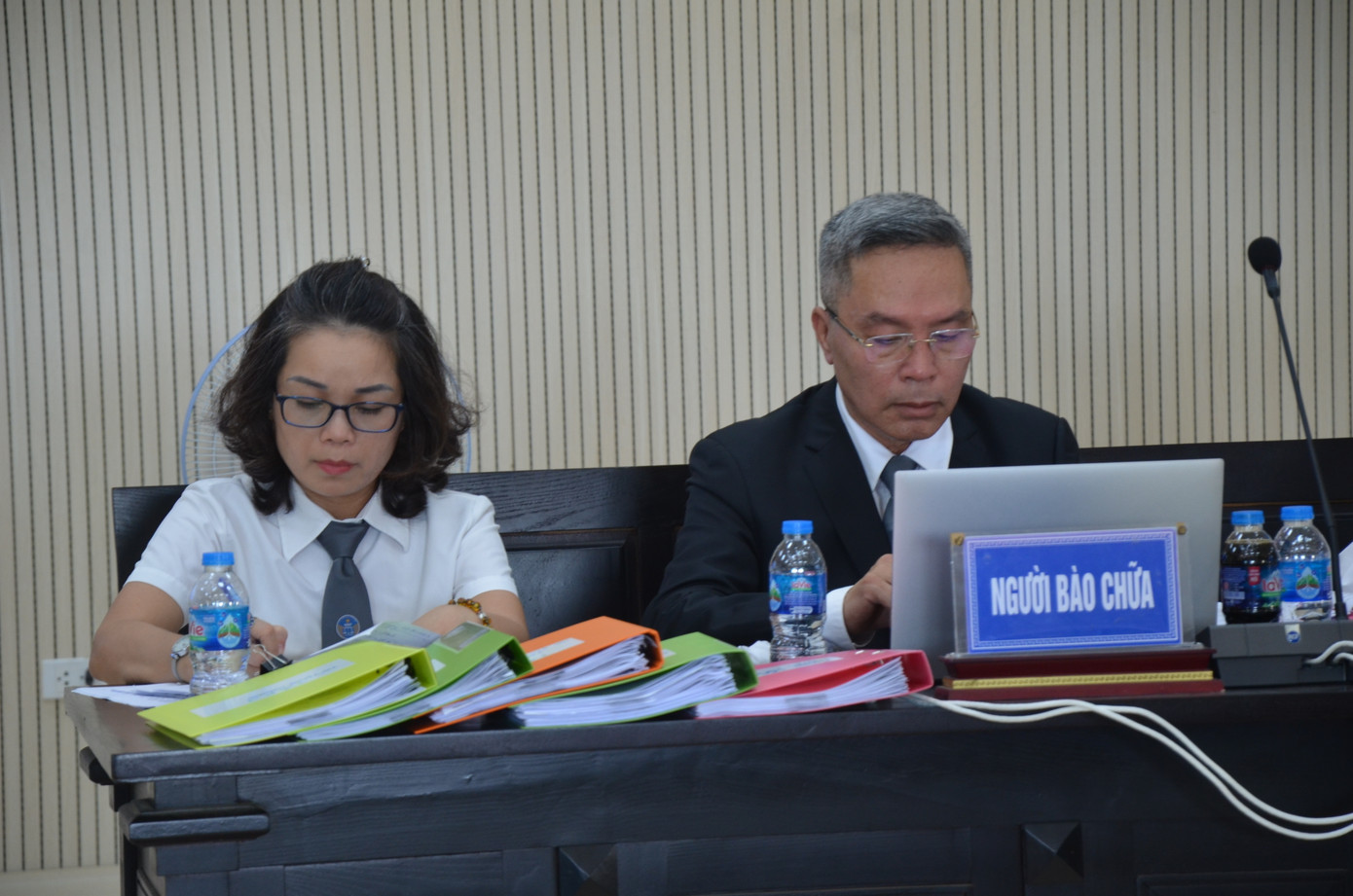 Luật sư Phan Quốc Thắng (phải) và luật sư đồng nghiệp bào chữa cho bị cáo tại tòa.