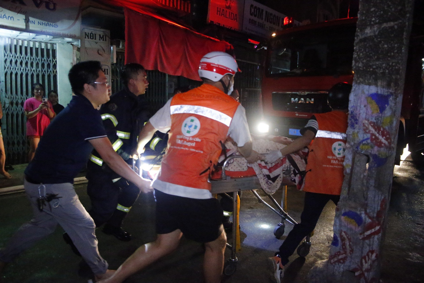 Các nạn nhân trong ngôi nhà được đưa lên xe cứu thương chuyển vào bệnh viện. Các nạn nhân trong ngôi nhà được đưa lên xe cứu thương chuyển vào bệnh viện.