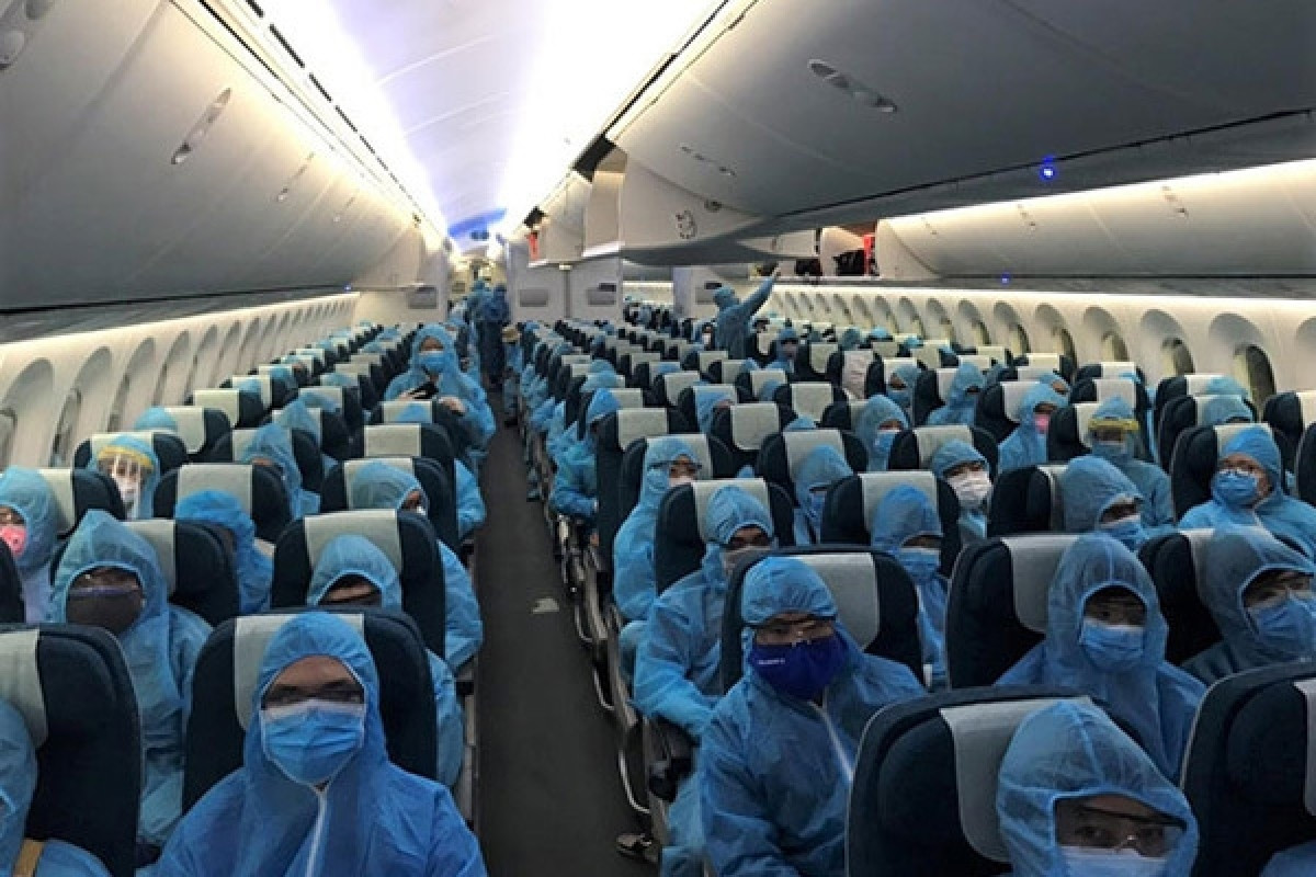 Công dân về nước trên một chuyến bay giải cứu.