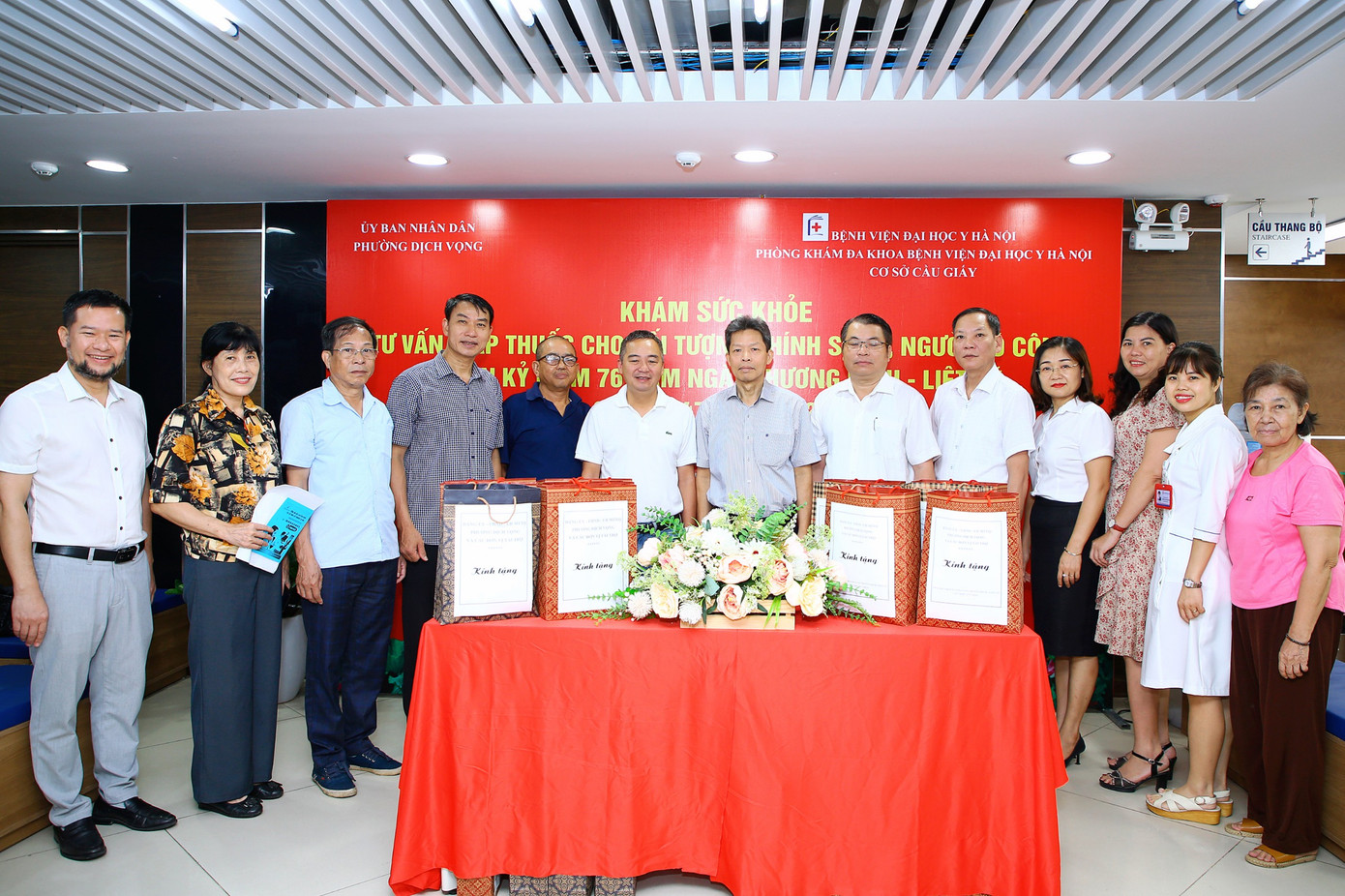 Chính quyền phường và các doanh nghiệp tham gia "đền ơn đáp nghĩa". Chính quyền phường và các doanh nghiệp tham gia "đền ơn đáp nghĩa".