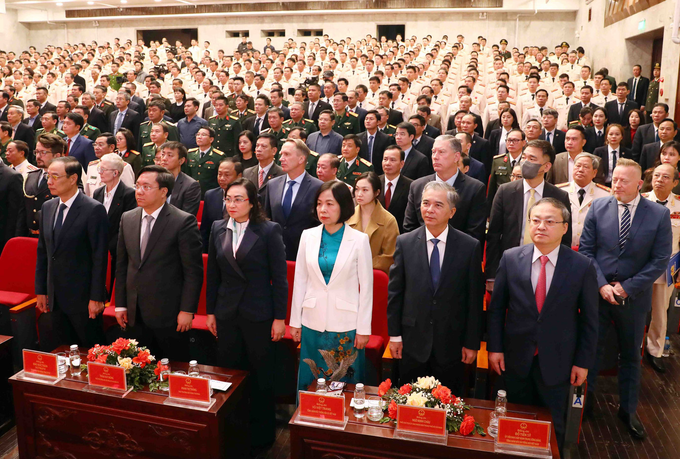 Các đại biểu tham dự buổi lễ.