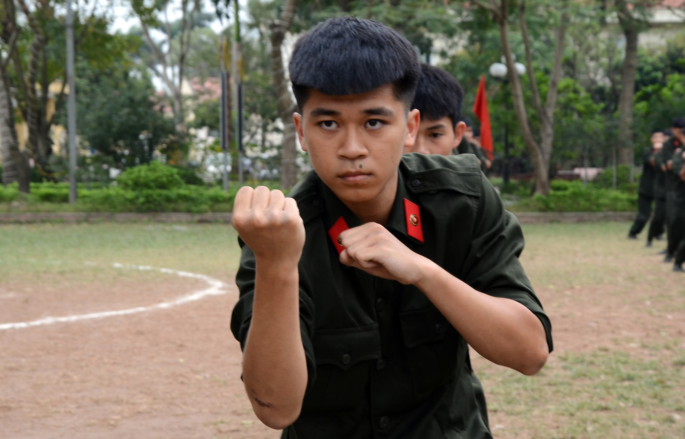 Thiếu tá Trần Danh Điệp (giáo viên Trung tâm) cho biết, các tân binh vào đây học tập và rèn luyện phần lớn mới học hết cấp 3 nên còn bỡ ngỡ. Vì vậy, các giáo viên phải hướng dẫn từ những động tác cơ bản đến động tác dễ, sau đó nâng cao dần đến động tác khó. Ví dụ ban đầu là động tác thế đứng, di chuyển, sau đó là động tác tấn công, phòng ngự. Khi đã thuần thục các động tác này, tân binh sẽ được học các động tác chiến thuật, kỹ chiến thuật để vận dụng trong quá trình luyện tập đánh bắt, đánh bắt bất ngờ hoặc đánh bắt khi bị đối tượng khống chế.